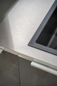 Arbeitsplatte-Edelstahl-Optik-mit-Granit-Kuechenspuele.jpg Arbeitsplatten für die Küche: Materialien im Vergleich