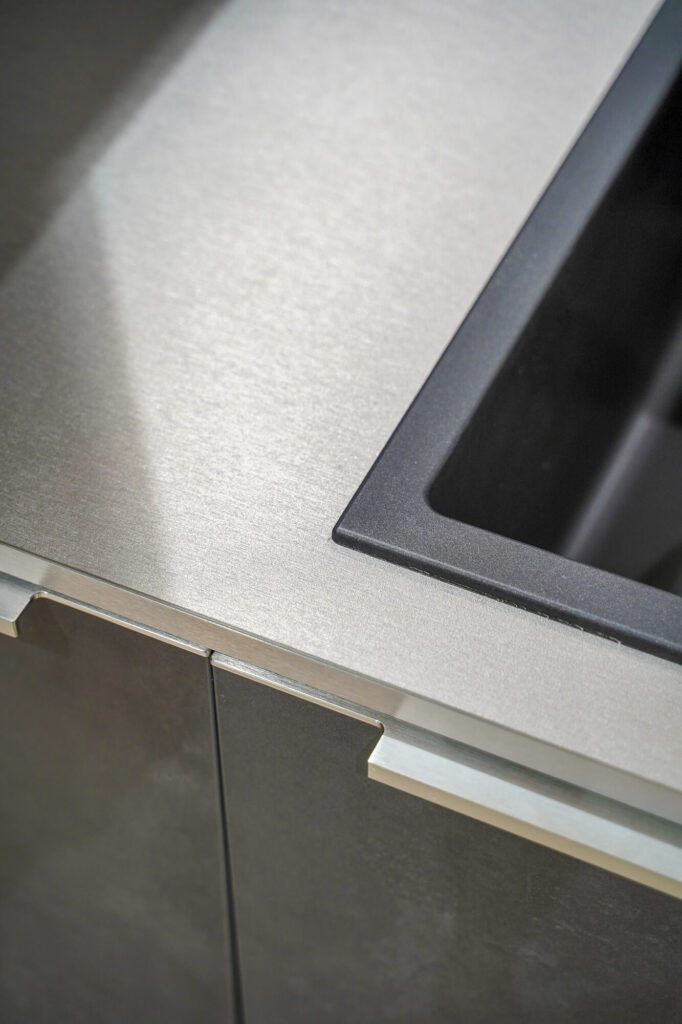 Arbeitsplatte-Edelstahl-Optik-mit-Granit-Kuechenspuele.jpg Arbeitsplatten für die Küche: Materialien im Vergleich