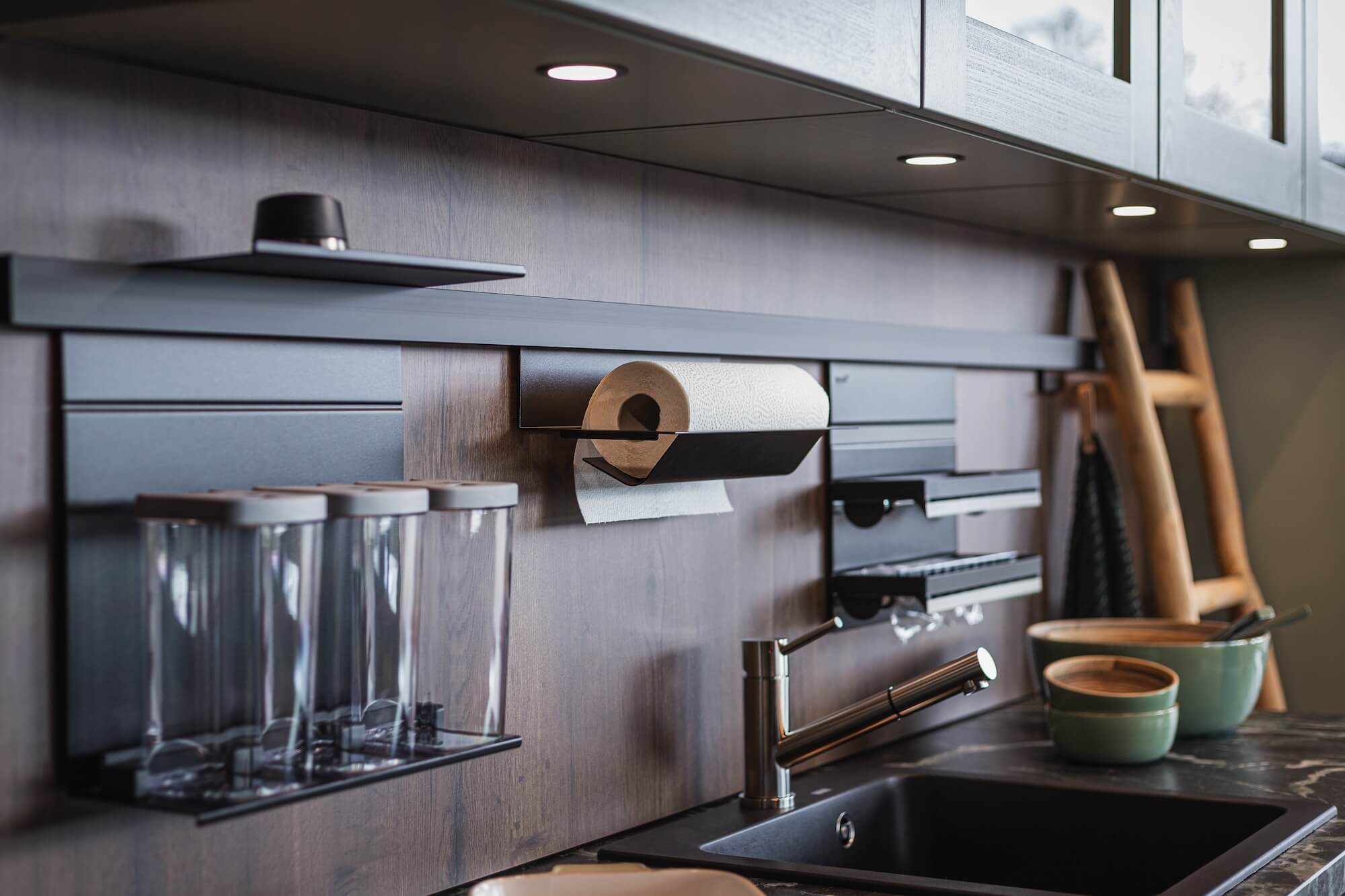 Häcker Landhausküche mit Insel – Bild 4