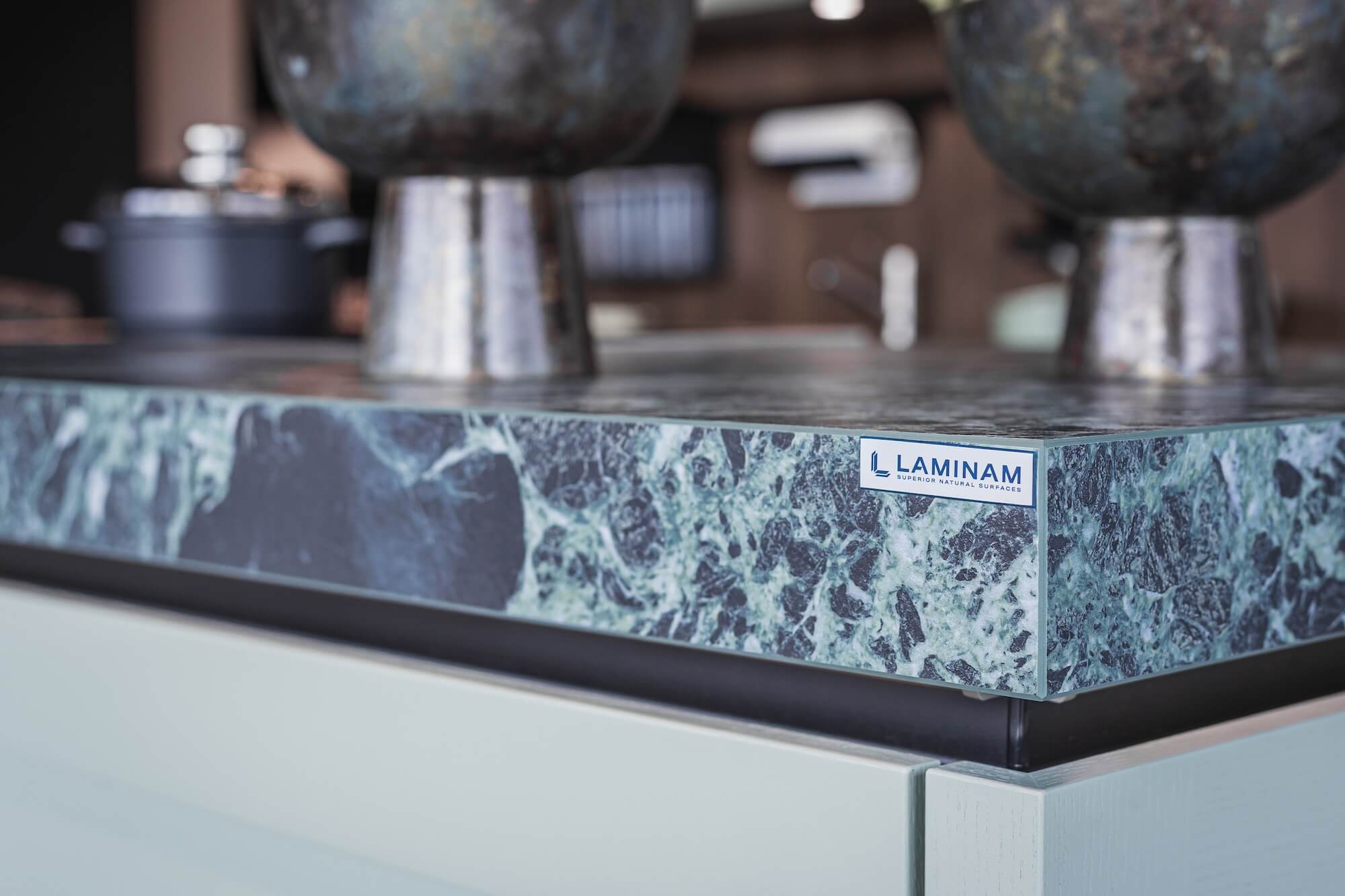 Haecker Landhauskueche mit Insel Mintgruen mit Laminam Arbeitsplatte