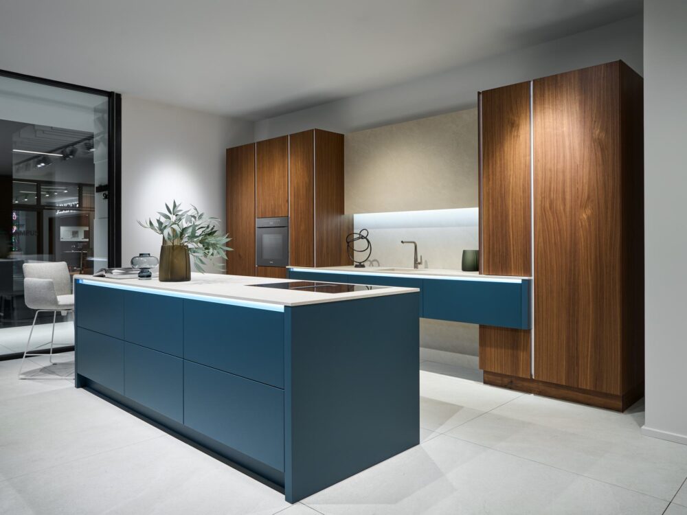 Häcker Design Inselküche Nussbaum elegant