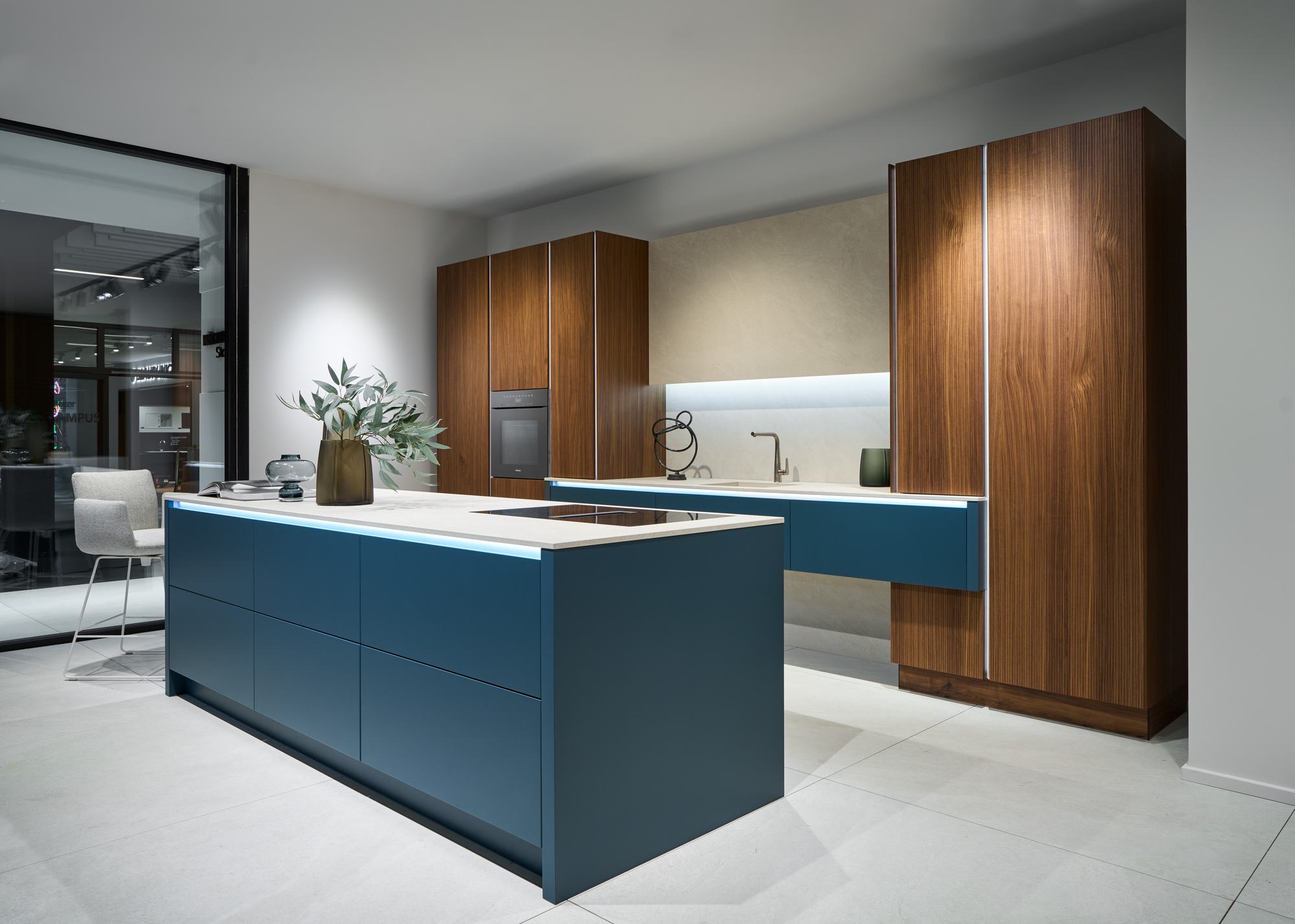 Häcker Design Inselküche Nussbaum elegant