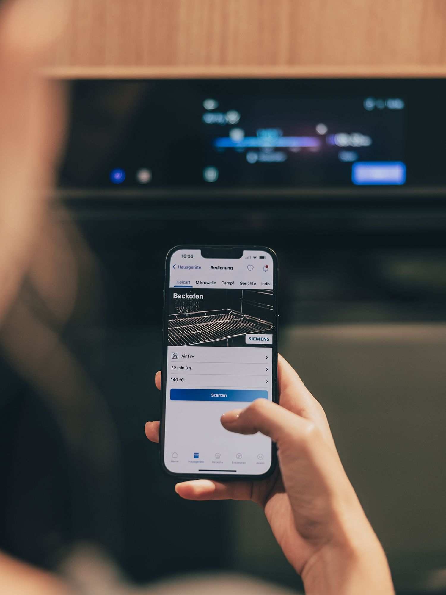 Smarte Küchengeräte: Siemens Backofen mit Home Connect App auf dem Smartphone