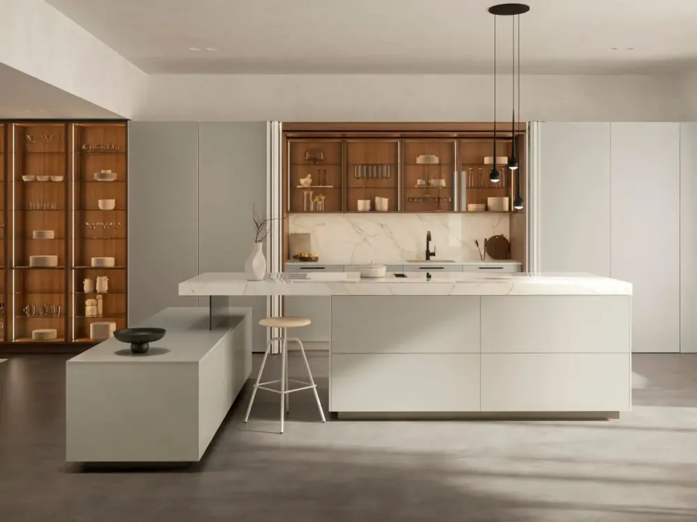 Häcker Design Inselküche in Sandbeige mit Walnuss-Vitrinen